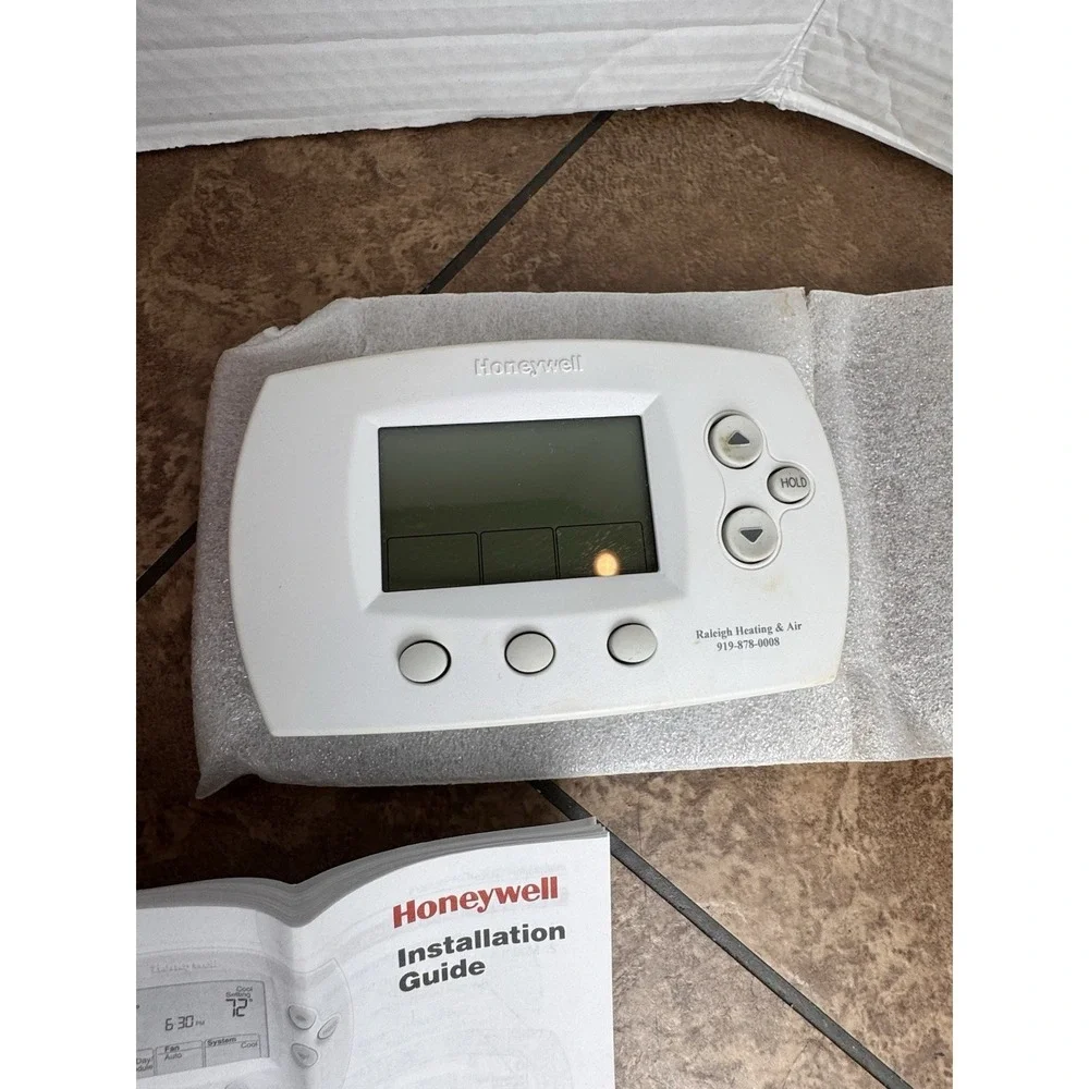 Honeywell Thermostat Unisex OS White Excellent TH6220D1002 FocusPRO 6000